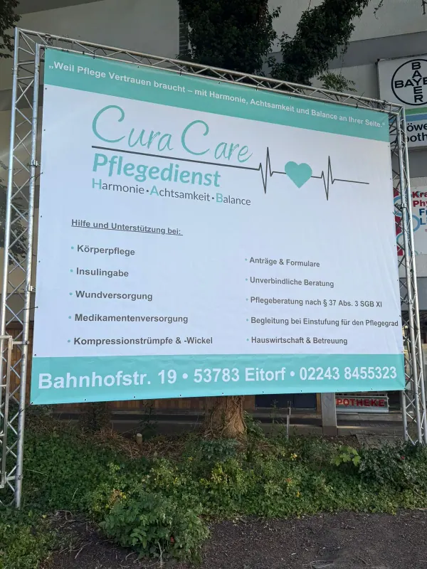 Das Firmenschild von Cura Care in der Bahnhofstraße in Eitorf